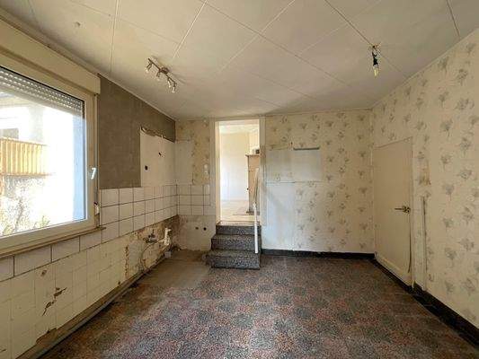 Küche mit Zugang zum Keller