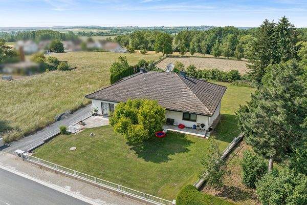 Bungalow mit Vorgarten von vorne oben 