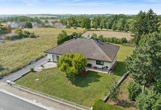 Bungalow mit Vorgarten von vorne oben 