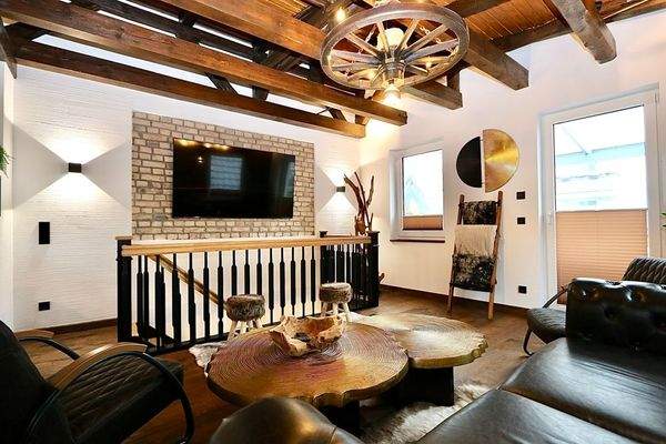 mit Blick ins Gebälk auf den 75 Zoll-TV