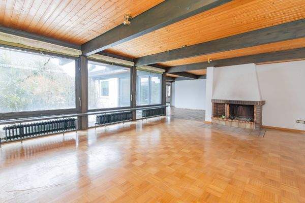 Wohnzimmer mit offenem Kamin