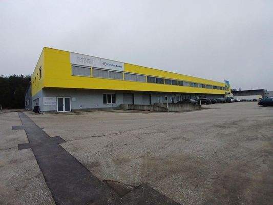 Außenansicht Gebäude/Parkplatz