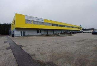 Außenansicht Gebäude/Parkplatz