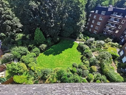 Blick zu der Gartenanlage