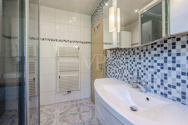 Badezimmer mit Welnessdusche und Waschmaschinenanschluss