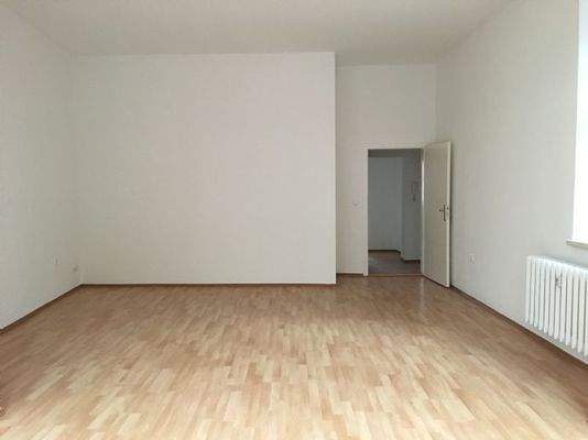 großes helles Wohnzimmer