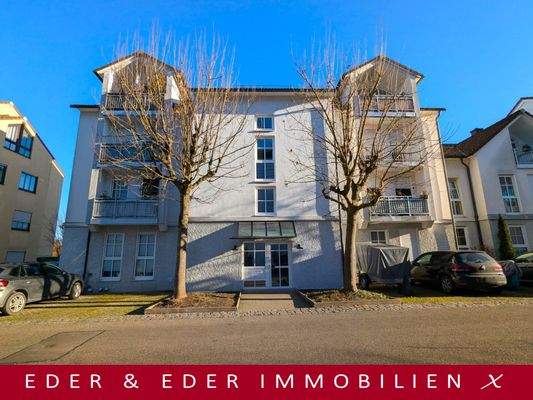 Westansicht des gepflegten Mehrfamilienhauses