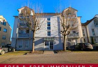 Westansicht des gepflegten Mehrfamilienhauses