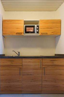 gut ausgestattete Küchenzeile