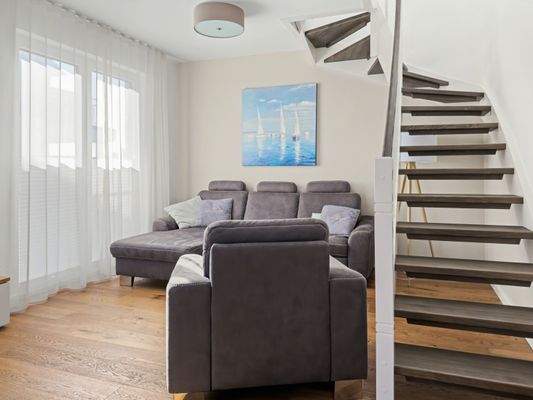 Wohnbereich mit Treppenaufgang zum DG