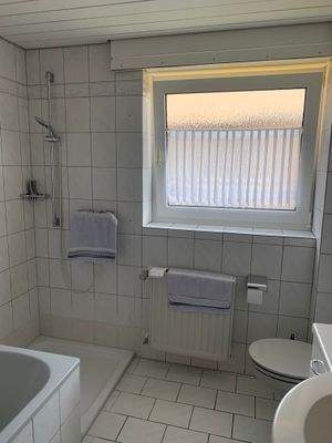 Bad mit Dusche u. Wanne