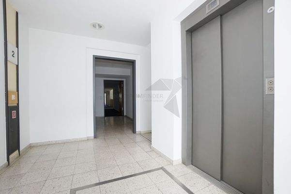 Treppenhaus mit Aufzug 2.10