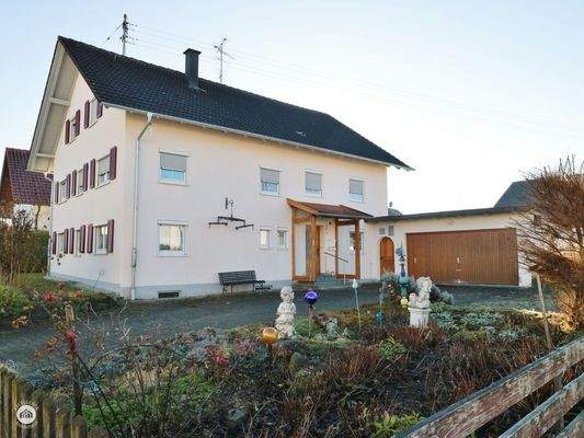 Nordostansicht mit Garage