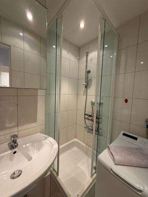 Überw. Badezimmer mit Dusche