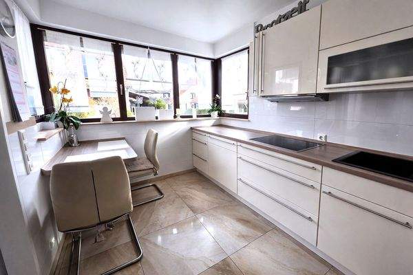 Einbauküche mit Essecke