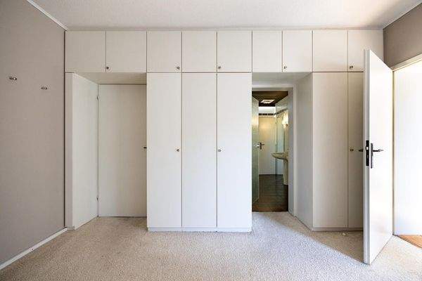 OG: Schlafbereich mit Einbauschränken, Zugang zum Bad, zum Balkon und Schlafzimmer