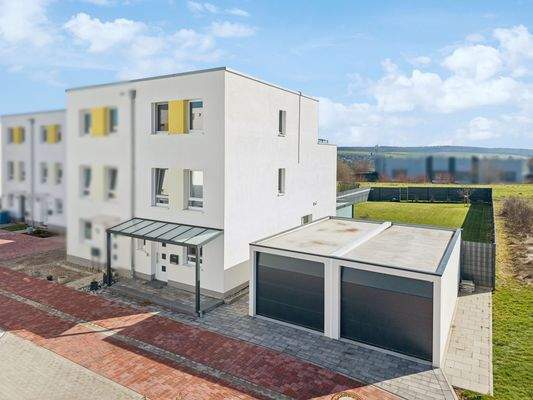 Front mit Doppelgarage