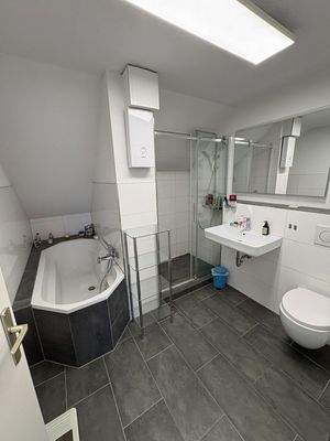 Helles Bad, Wanne und Dusche