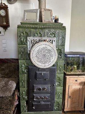 Teilansicht des antiken Kachelofens im 1. OG