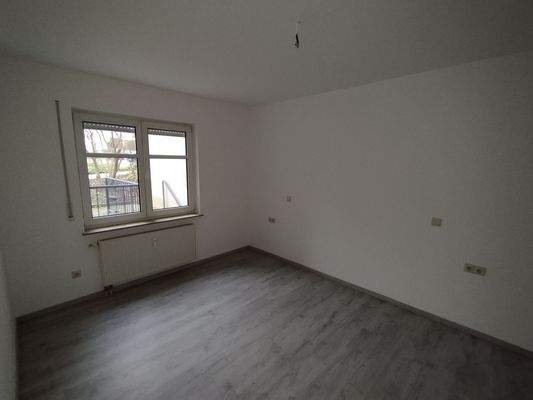 Leeres Zimmer mit Fenster