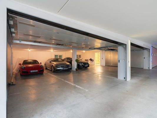 Garage für 8 Autos nebst Nebenraum