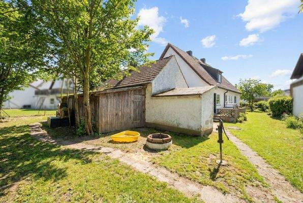 Nebengebäude mit Brunnen