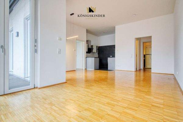 helles Wohn-und Esszimmer mit Zugang zum Balkon