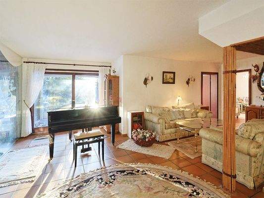 Gemütliche Lounge mit Terrassenzugang angrenzend zum Schwimmbad