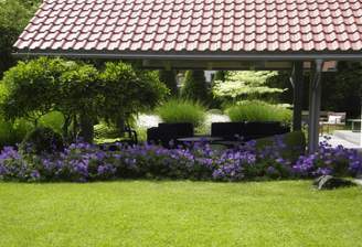 Pavillon mit Blumen 