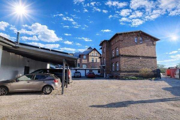 Grundstück mit Stellplätze