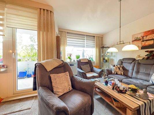 Wohnzimmer mit Zugang zur Loggia