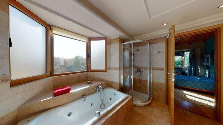 mit viel Licht und allen annehmlichkeiten