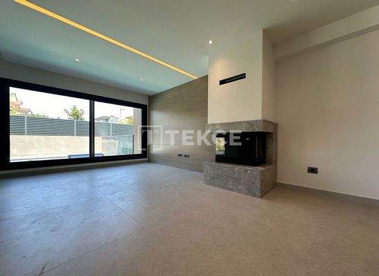 Semi-detached Villa with a Pool Near the Sea in İzmir