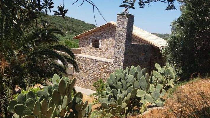 Kreta, Kato Episkopi: Traditionelles neu gebautes Steinhaus zum Verkauf