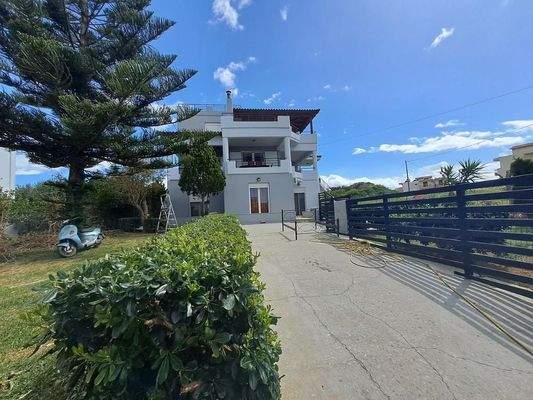 Große Villa mit offenem Meerblick und vier Mietwohnungen