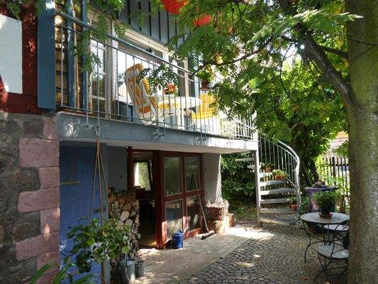 Gepflasterte Hoffläche mit viel Grün