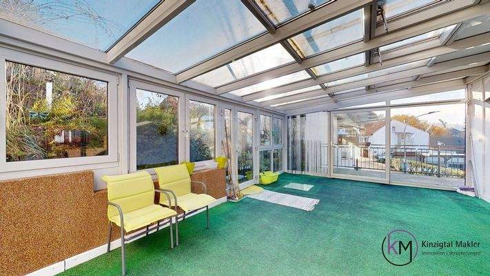 ... geräumiger Wintergarten 