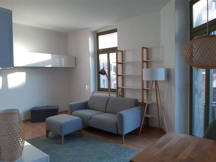 möbliert, BALKON; LAMINAT; GOSSES BAD MIT FENSTER