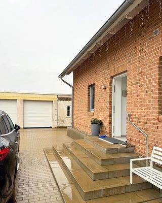 Westseite mit Haupteingangstür