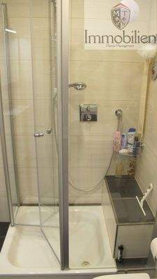 Badezimmer mit Dusche aus 2020