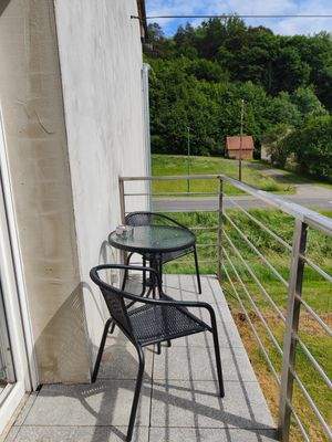 Balkon mit 2 Stühlen und kl. Tisch. inkl. Aschenbecher