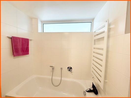 Bad 1 mit Wanne