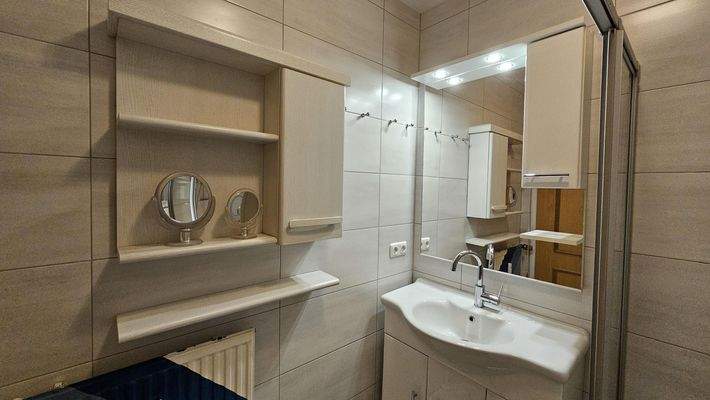 Bad mit Dusche und WC