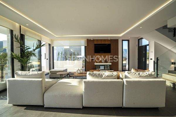 Newly-Built Villas Within Walking Distance of Amenities in Mijas