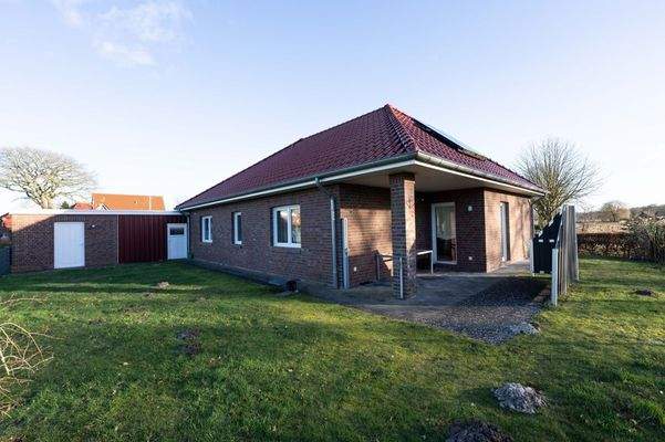 Blick vom Garten zum Haus mit Terrasse (1)