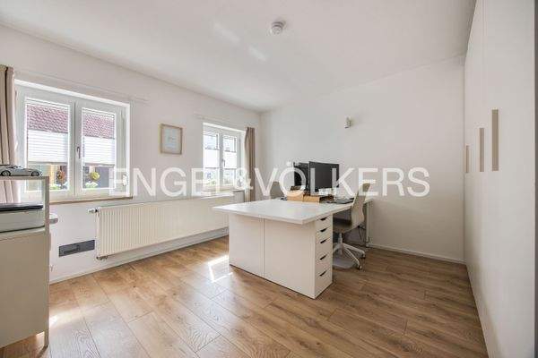 Stilvoll gestaltetes Büro mit integriertem Wohnbereich – lichtdurchflutet und mit hochwertiger Ausstattung