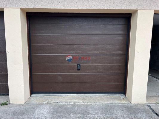 Garage mit elektrischen Tor