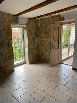 Eßzimmer mit Türen in Garten und Wintergarten