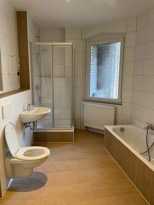 Einblick Bad mit Badewanne, Dusche &amp; WC