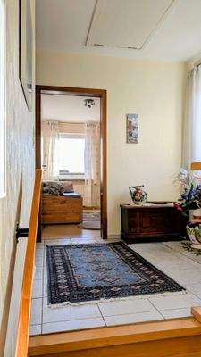 Obergeschossflur mit Blick in ein Zusatzzimmer